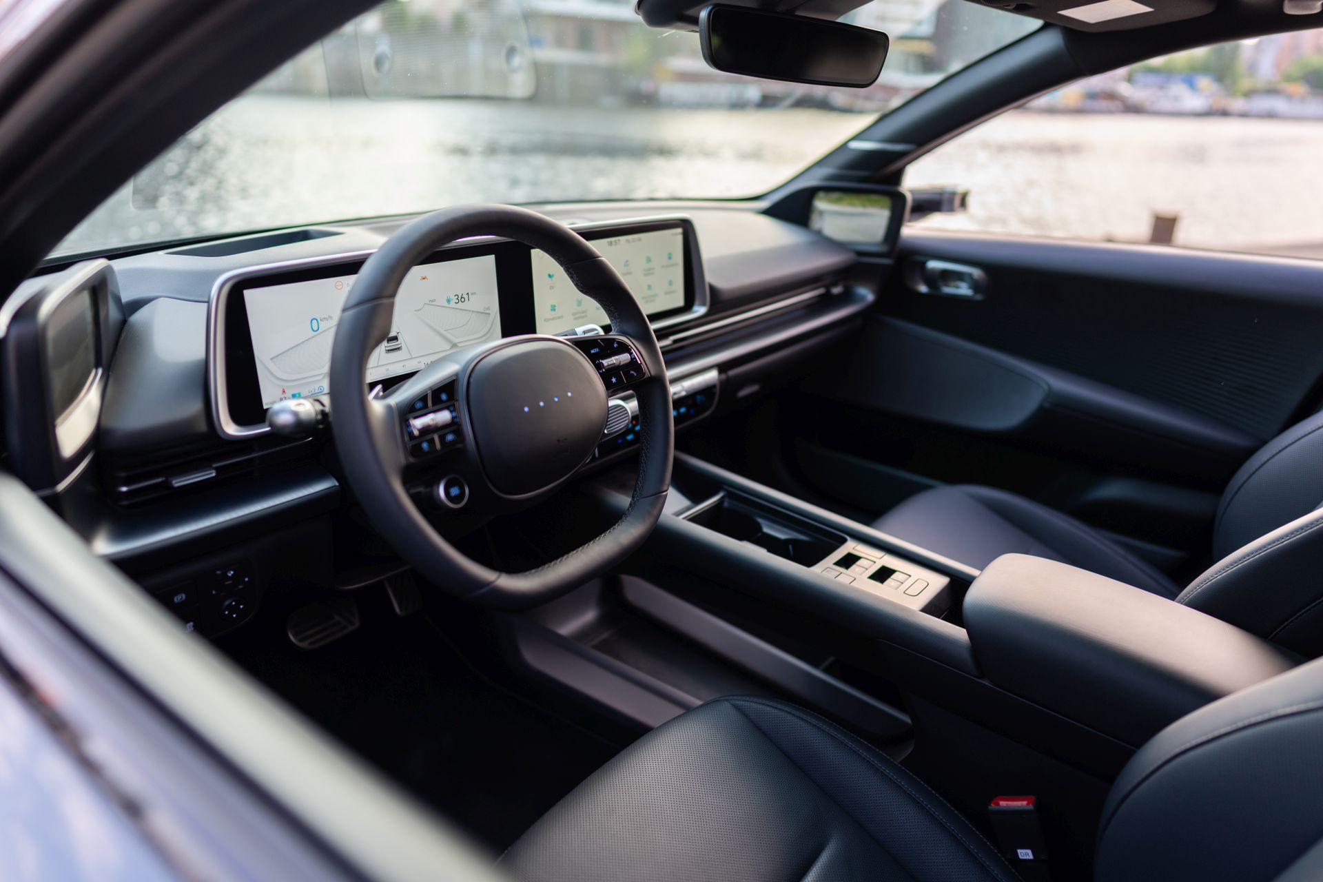 Zadní sedadlo Hyundai IONIQ 6 s influencerem používajícím svou kameru.