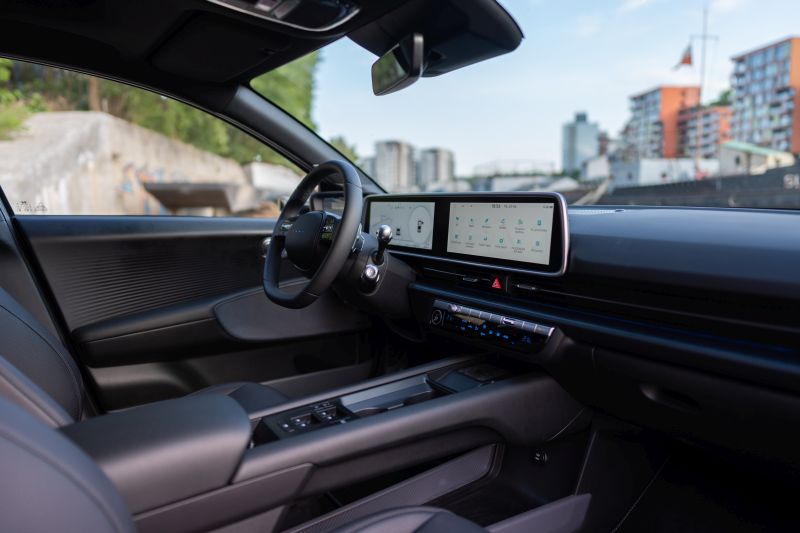 Muž řídící nový model IONIQ 6