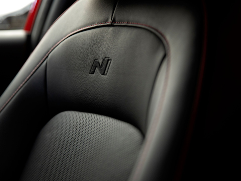 Sportovní sedadla zcela nové výbavy Hyundai KONA N Line v kůži, látce nebo semiši, s logem N.