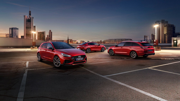 Řada vozů Hyundai i30 N Line na parkovací ploše s variantami Hatchback, Kombi a Fastback.